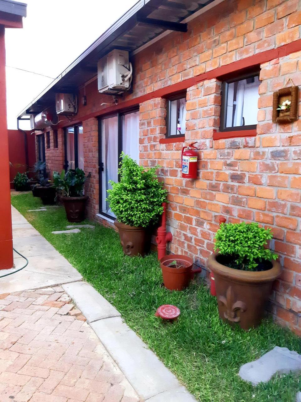 Niilo's Guesthouse Rundu Extérieur photo